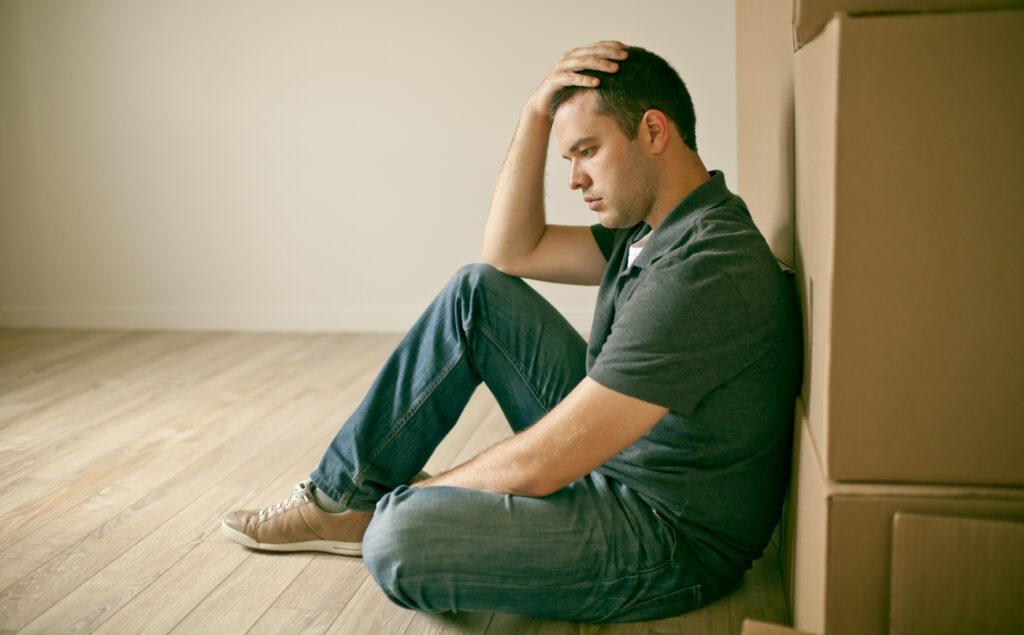 Le doute face à la question de quitter une relation ou de donner une autre chance