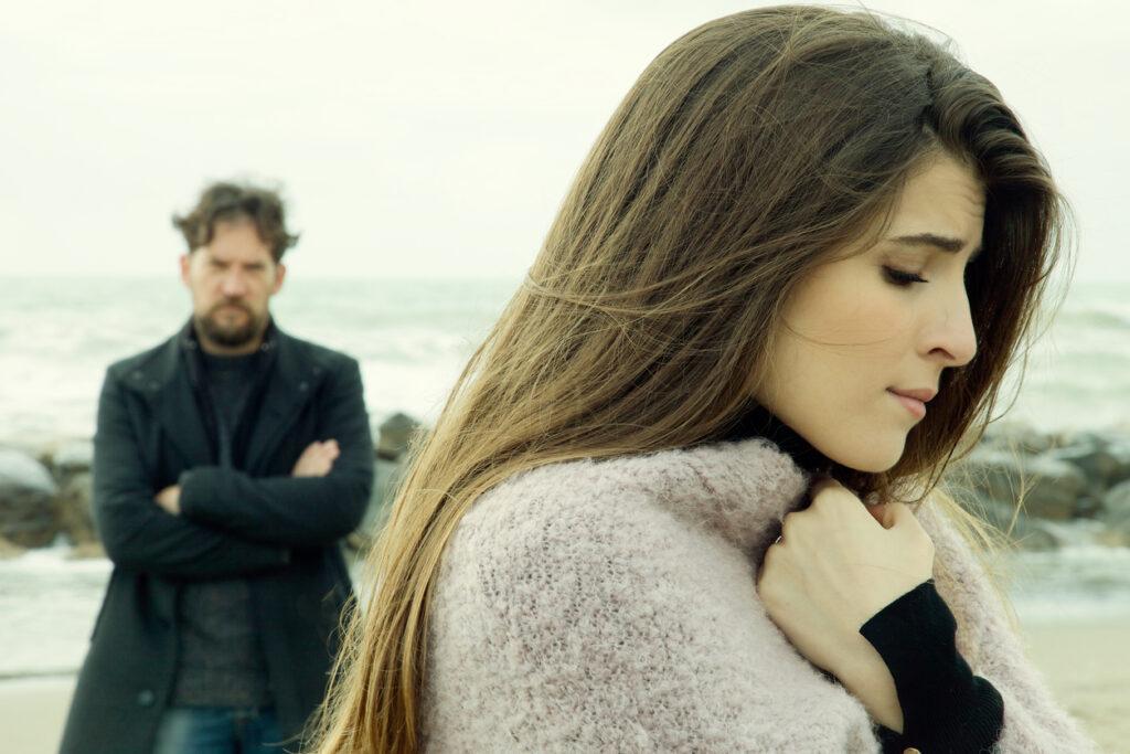 Ne pas quitter une relation qui s'épuise est couteux et fatigant